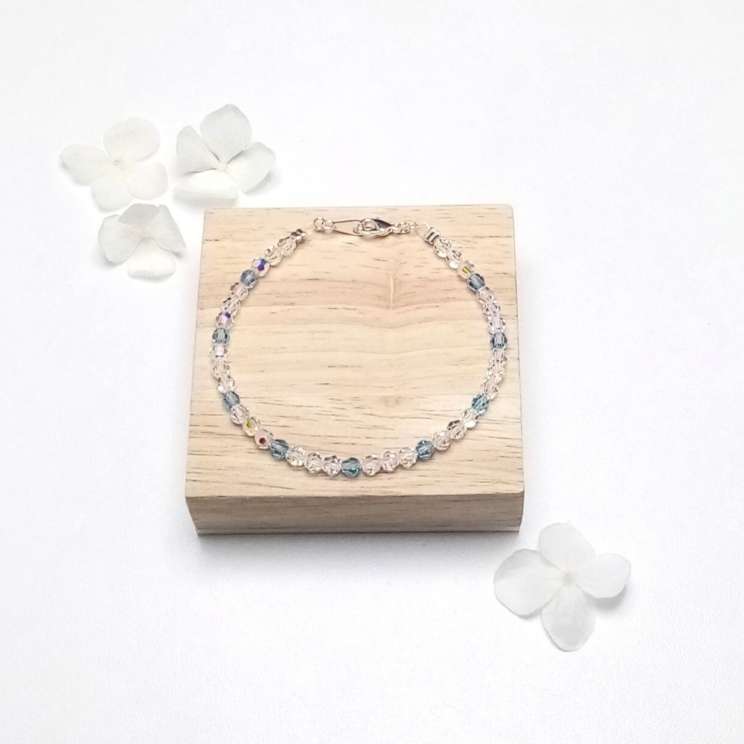 Lina, bracelet plaqué argent, perles transparentes et bleues - Bijoux Originelle