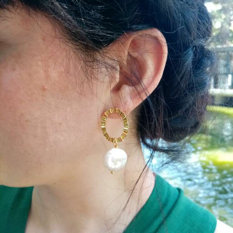 Soriane, boucles d'oreilles plaqué or et perle baroque - Bijoux Originelle